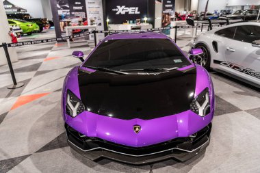 New York City, ABD - 27 Mart 2024: Lamborghini Aventador SV sportscar mor araba New York Uluslararası Otomobil Fuarı, ön manzara.