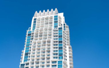 Perspektif şehir gökdeleni. Modern gökdelen binası. Miami 'nin güney sahilinde mimari bir bina. Gökdelen perspektifi. Şehir mimarisi. Modern konut binasının mimarisi.