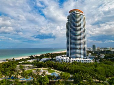 Şehrin mimarisi bu işte. Şehir merkezinin silüeti. Miami 'nin silüeti. Miami güney sahili hava manzaralı. Şehrin gökdelen mimarisi ve marinası. Miami, Florida 'nın gökyüzü manzarası. Şehir manzarası.