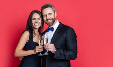 Resmi olarak bir çift. Romantik randevu kutlamaları. Sevgililer Günü. Yıldönümünü kutlayalım. Aşık çift nişanı kutluyor. Zarif çift kırmızıda izole edilmiş şampanya içer. Neşeli çift..