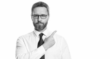 Adam arka plandaki fotokopi alanını işaret ediyor. Gözlüklü bir adamın fotoğrafı. Adam beyaz olanı işaret ediyor. Adam stüdyoyu işaret ediyor..