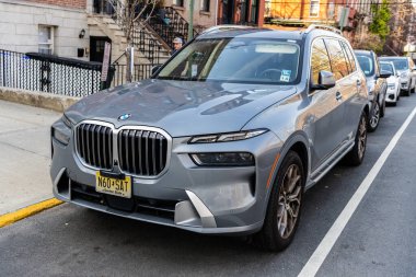 New York, ABD - 15 Mart 2024: BMW X7 lüks otomobil dışarıda park edilmiş, köşe manzaralı.