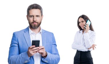 İş adamları telefonda konuşuyor. Beyazlar üzerinde izole edilmiş. İş adamları iletişim için telefon kullanıyor. Ofiste iş görüşmesi. İş görüşmesi çağrısı. İş arkadaşına telefon et. İş sohbeti.