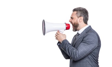 İş çatışması. Hoparlördeki çalışana bağıran bir işadamı beyaz ışıkta izole edilmiş. İş adamının terfi konusunda ortağıyla anlaşmazlığı var. İş adamı rekabeti duyurdu. Kaynaklar için rekabet.
