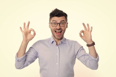 Şaşırmış CEO şovu beyaz arka planda izole edildi. Stüdyodaki CEO. Tamam, CEO 'nun jesti. Yetişkin, gözlüklü adam, tamam jest yapıyor..