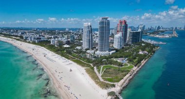 Yaz tatili. Güney sahili havacılık şehri. Şehir manzarası. Miami plajı hava manzarası. Marina, Miami Beach, Florida USA 'de. Biscayne Körfezi. Lüks şehir manzaralı Miami Marina şehir merkezi. Hava görüntüsü.
