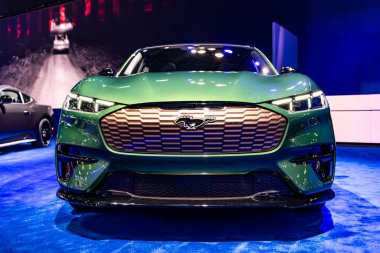 New York, ABD - 27 Mart 2024 Ford Mustang Mach-E GT elektrikli otomobil New York Uluslararası Otomobil Fuarı, düşük görüş.