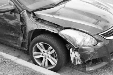 Seattle, Washington, ABD - 1 Nisan 2021: trafik kazasından sonra bozuk Nissan araba.