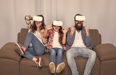 Baba, anne ve çocuk kablosuz sanal gerçeklik gözlüğü. Sanal gerçeklik ailesi. Çocuklu mutlu ebeveynler modern teknolojiyi kullanır. Anne, baba ve kızı. Dijital gelecek ve yenilik. modern yaşam.
