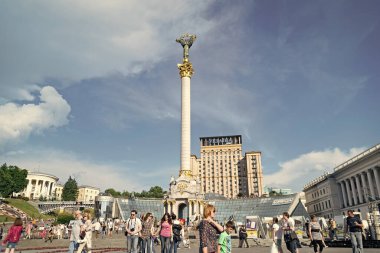 Kyiv, Ukrayna - 31 Mayıs 2015: Meydan Nezalezhnosti Meydanı 'ndaki zafer sütununun tepesinde Berehynia Heykeli bulunan Bağımsızlık Anıtı.