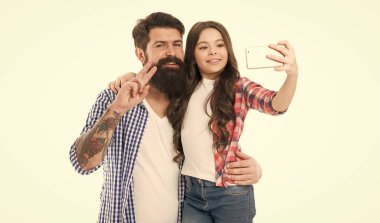 İnternette hayat. Blogger yaşam tarzı. Birlikte mutlu anları yakalayın. Babası olan küçük bir kız. Küçük neşeli çocuk baba. Baba ve kızı selfie çekiyor. 4G teknolojisi. Blogcu çocuk. Blogger konsepti.