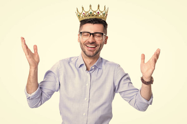 счастливый бизнесмен в короне изолированы на белом фоне. Корона награда для бизнесмена. бизнесмен носит корону для успешного бизнеса. студия снимка бизнесмена в короне.