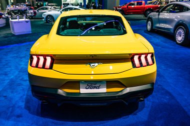New York City, ABD - 27 Mart 2024 Ford Mustang Sarı Splash spor araba New York Uluslararası Otomobil Fuarı, arka görüş.