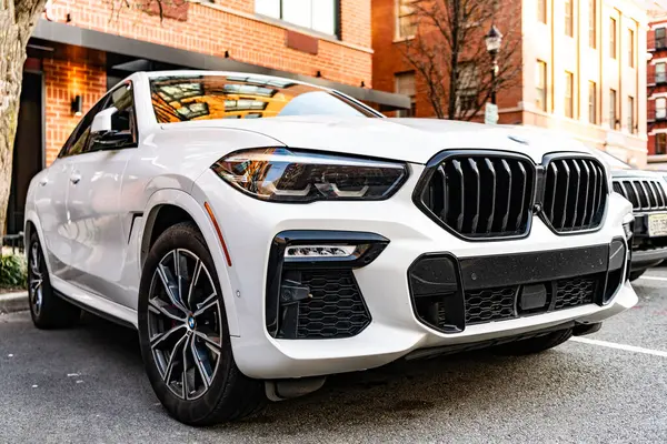 New York, ABD - 15 Mart 2024: BMW X6 modern beyaz araba açık havada, köşe manzaralı.