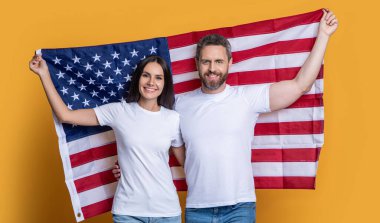 Bağımsızlık Günü tatili. Amerikan bayrağı taşıyan çift. Vatansever çift Independence 'ı onurlandırıyor. Bağımsızlık Günü 'nde Amerikalı bir çift. Bağımsızlık Günü 'nde Amerikan ruhu. çift bayrak tutun.