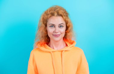 Mavi üzerine kapüşonlu giyen kadın. Moda modeli. Şık kapüşonlu kızıl saçlı kız. Sıradan kapüşonlu, şık, beyaz bir kadın. Modayla ilgilenen kız modaya uygun ve parlak görünüyor. Kapüşonlu.