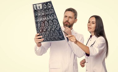 Doktor kaliteli sağlık hizmeti veriyor. Sağlık ve ilaç. Tıbbi klinikte teşhis muayenesinde olan bir doktorla sağlık hizmeti. Doktor ve Radyolog MRI taramasında teşhisi tartıştılar. Boşluğu kopyala.