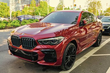 New York, ABD - 10 Mayıs 2020 BMW X6 M yarışma arabası kırmızı renk, ön köşe manzaralı.