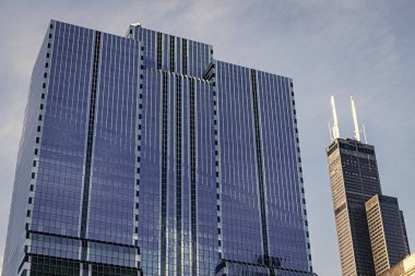 Camsı yüzlü bir gökdelen. Modern cam bina. Metropolis City 'de bir gökdelen. Gökdelenli şehir. İş yerindeki ofis binası. Gökdelen mimarisi. Şehir mimarisi.