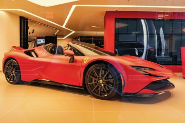 New York, ABD - 09 Ağustos 2023: Ferrari SF90 Stradale spor spor araba galeride, yan manzara.