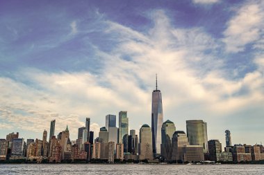 Kentsel mimari. Manhattan ve Hudson River şehir merkezinde. Metropolitan şehri. Büyük şehir manzarası. New York şehir merkezi. Manhattan simgeleri. New York şehri. New York gökdelen binası.