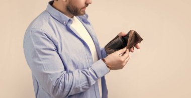 Cüzdanı olan iflas etmiş bir adamın kesilmiş fotoğrafı. Cüzdanı olan iflas etmiş bir adam stüdyo arka planında izole edilmiş. Stüdyoda cüzdanı olan iflas etmiş bir adam. Elinde cüzdanı olan iflas etmiş bir adam..