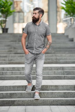 Sakallı hippi aşağıda yürüyor. Sakallı bir hippi. Hipster adam dışarıda..