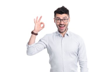 Stüdyodaki iş adamı. Tamam iş adamı jesti. Gözlüklü yetişkin bir iş adamı iyi bir jest yapıyor. İş adamı gösterisi Tamam beyaz arkaplanda izole.