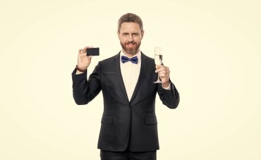 Smokinci, tebrik eder ve tebrik kartını fotokopi çekerek kutlar. Şerefe ve kutlayalım. Smokinli adam stüdyoda kutlama yapıyor. Smokinli adam tezahürat ve kutlama için. Smokinli adam, şampanya getir.