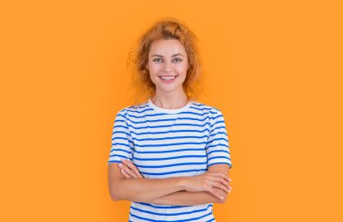 Sarı arka planda izole edilmiş kızıl saçlı kadın portresi. Stüdyodaki genç kızıl saçlı kadının portresi. Yetişkin kızıl kadın portresi.