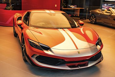 New York City, ABD - 09 Ağustos 2023: Ferrari 296 GTS 2022 sergi salonunda akort edilmiş spor araba, en ön manzara.
