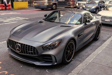 New York City, ABD - 09 Ağustos 2023: Mercedes Benz AMG GT 2018 spor araba, ön manzara.