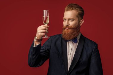 Smokinli şarap garsonunun tezahürat yapıp kutlama yaptığı bir fotoğraf. Smokinli adam tezahürat yapıyor ve kırmızıda yalnız kutluyor. Smokinli adam tezahürat yapıyor ve stüdyoda kutluyor. Smokinli adam tezahürat yapıyor ve arka planda kutlama yapıyor..