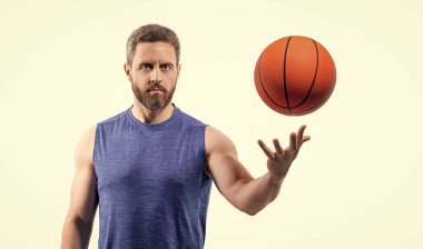 Top oynayan sporcu basketbolcu. Sporcu basketbolcu beyaz arka planda izole edilmiş. Stüdyoda sporcu basketbolcu. Sporcu basketbolcunun fotoğrafı..