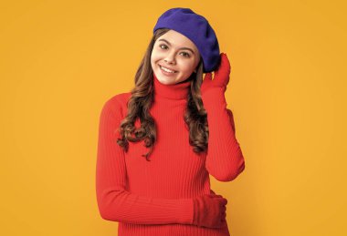 Stüdyodaki Fransız genç kız. Genç Fransız kız. Esmer saçlı genç kızın fotoğrafı. Fransız genç kız sarı arka planda izole edilmiş..