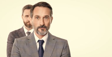 Profesyonel iş adamının seçici odak noktası. Takım elbiseli beyaz iş adamı. Yetişkin bir iş adamı beyaz arka planda izole edilmiş. Stüdyoda resmi takım elbiseli iş adamı.