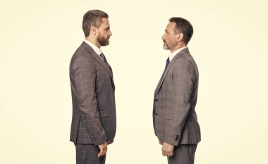 Beyaz arka planda izole edilmiş iki iş adamının rekabeti. Stüdyoda rekabet eden iş adamları. Takım elbiseli iş adamlarının rekabeti. İş adamlarının fotoğrafı rekabete yol açar..