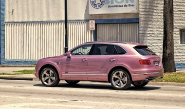Miami Beach, Florida ABD - 15 Nisan 2021: Pembe metalik Bentayga v8 2015 SUv, arka görüş.