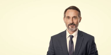 Olgun iş adamı beyaz arka planda kopya alanı ile izole edilmiş. Stüdyoda takım elbiseli bir iş adamı. Profesyonel iş adamının fotoğrafı. Takım elbiseli Kafkas işadamı.