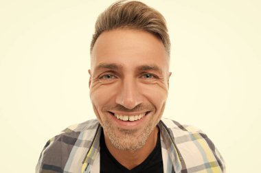 Kareli gömlek giyen mutlu olgun erkek suratı. Saçları ağarmış, olgun bir adamın fotoğrafı. Olgun adamın yüzü beyaz arka planda soyutlanmış. Stüdyoda olgun erkek yüzü.