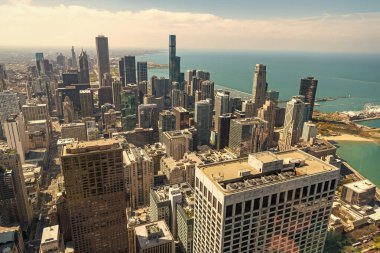 Metropolis 'teki mimari bina. Chicago sahil şehrinin gökdelen mimarisi. Metropolitan şehir manzarası. Şehir merkezindeki hava manzarası. Gökdelen hava görüntüsü. Şehir manzarası ufuk çizgisi.