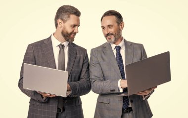 Uzaktan kumandalı iş ya da internet üzerinden çalışan iki iş adamının bilgisayarları beyaza izole edilmiş..