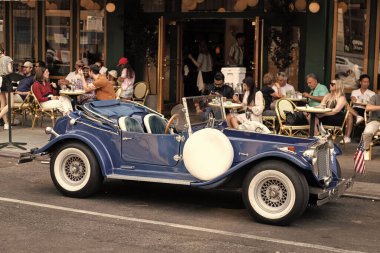 New York City, ABD - 30 Haziran 2023: Excalibur Serisi III phaeton sürücü yan görünümü.