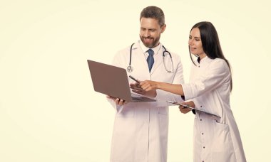 İnternetten doktor randevusu, e-tıp. Online danışman hasta. Online e-tıp randevusu var. eHealth Tıp Servisi. Doktor klinikte çalışıyor. Doktorla görüntülü görüşme. Boşluk afişini kopyala.