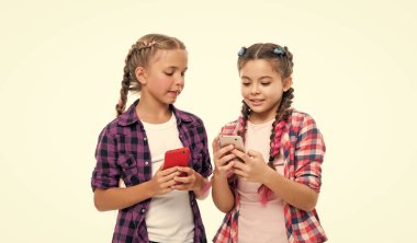 Okul çocukları sohbet ediyor. İki kız telefonda konuşuyor. Kızlar, çocuklar canlı sohbetler yaparlar. Konuşan liseli kızlar hikayeler ve kahkahalar paylaşıyorlar. Blog yazıyorum. Dost canlısı okul çocukları sohbet ediyor..