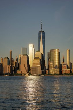 Manhattan gün batımında ufuk çizgisi. New York şehri. New York 'un gökdelen binası. Kentsel mimari. Manhattan ve Hudson River şehir merkezinde. Metropolitan şehir manzarası. New York şehir merkezinde güneşli.