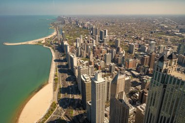 Metropolis 'teki mimari bina. Chicago sahil şehrinin gökdelen mimarisi. Metropolis silueti. Şehir merkezindeki hava manzarası. Gökdelen hava görüntüsü. Şehir manzarası silüeti. hedef.