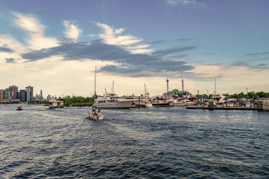 Jersey City, ABD - 28 Haziran 2023 Liberty Landing Marina Limanı 'nda motorlu yelkenli.