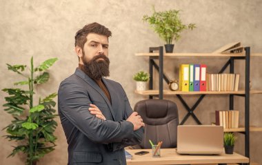 İş adamı kılığındaki acımasız CEO ofiste fotokopi alanı ve karizmayla el ele vermiş..