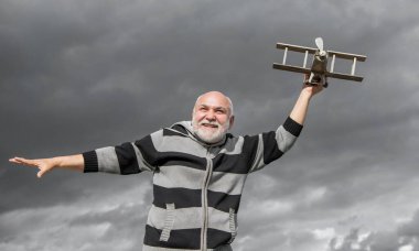 Mutlu emeklilik. Oyuncaklı emekli emekli. Emekli yaşlı adam dışarıda. Emekli olan yaşlı adam gökyüzü geçmişinde.